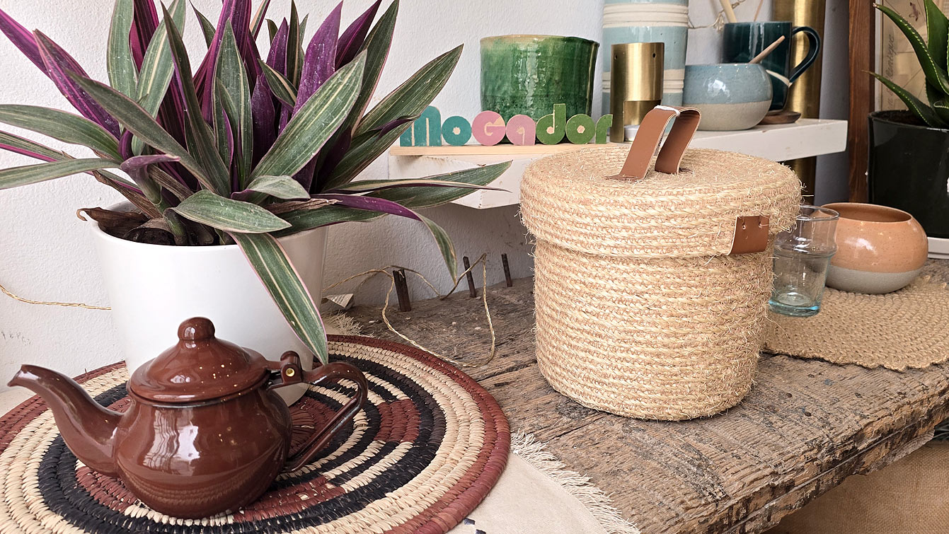 Déco de l'Atelier Café Boutique : théière émaillée, panier tressé et poteries « Mogador », Essaouira