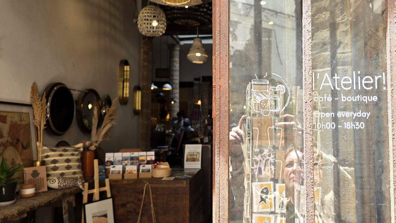 Vitrine de l'Atelier Café Boutique à Essaouira : « café – boutique, open everyday 10h-18h30 »