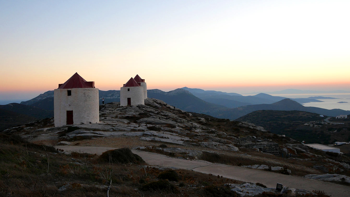 Coucher de soleil sur les moulins à vent d’Amorgos