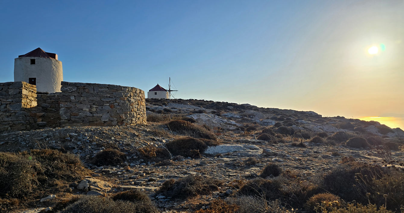 Coucher de soleil sur les moulins à vent d’Amorgos
