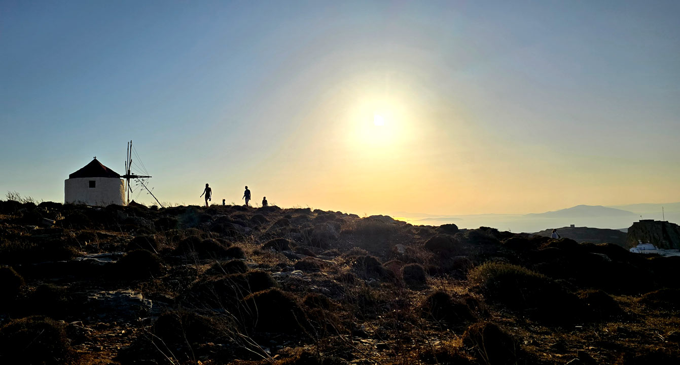 Coucher de soleil sur les moulins à vent d’Amorgos