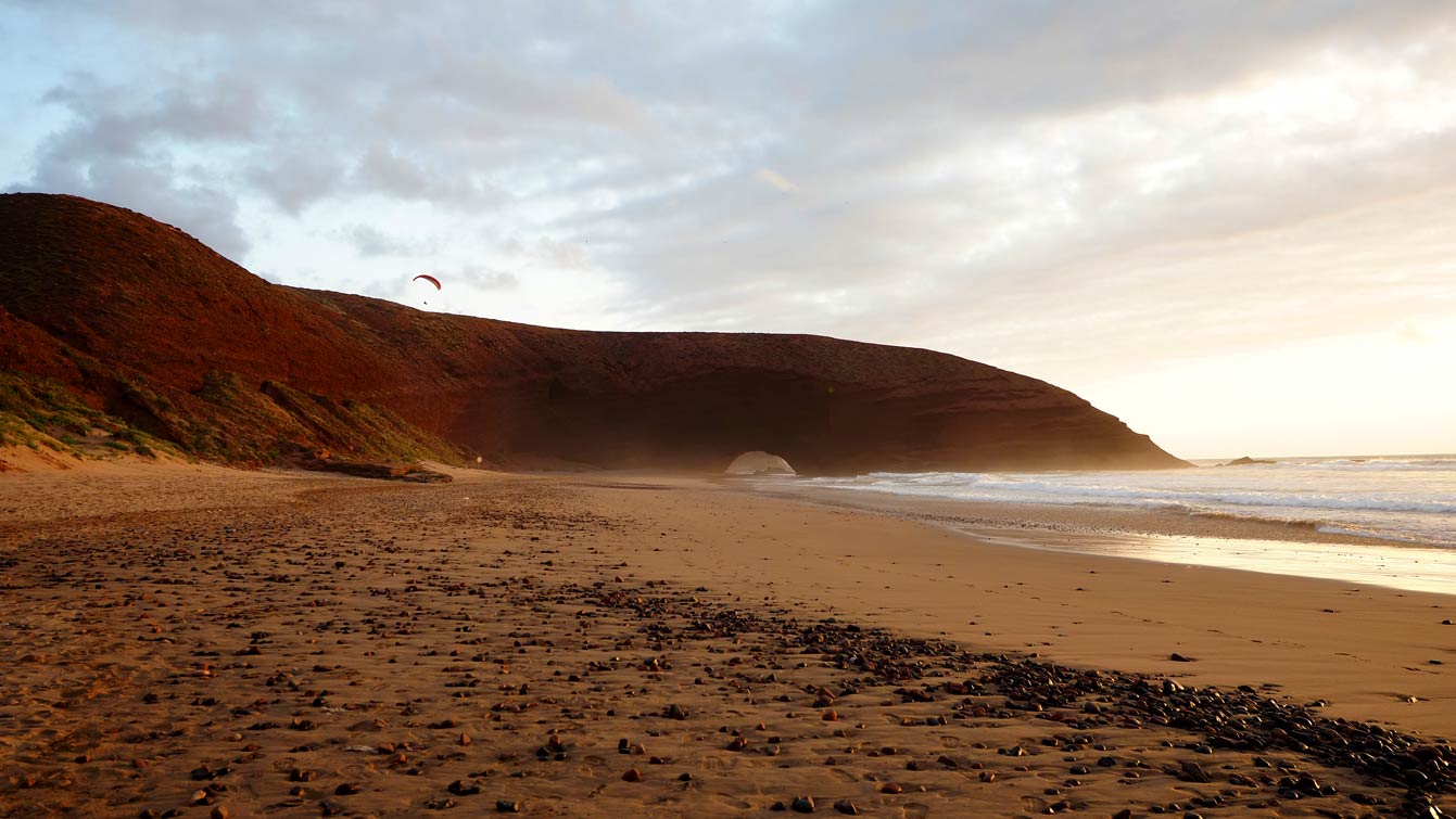 L'arche sur la plage de Legzira au Maroc
