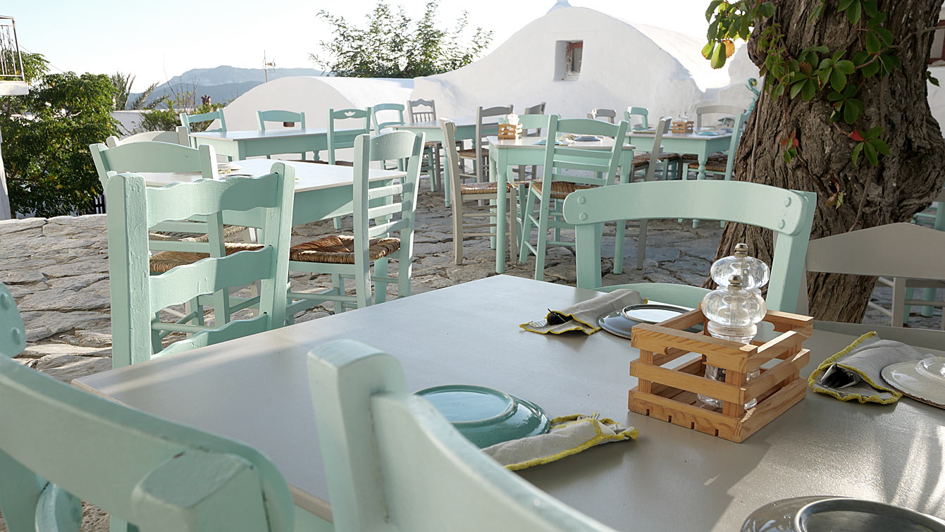 tables vertes à Amorgos