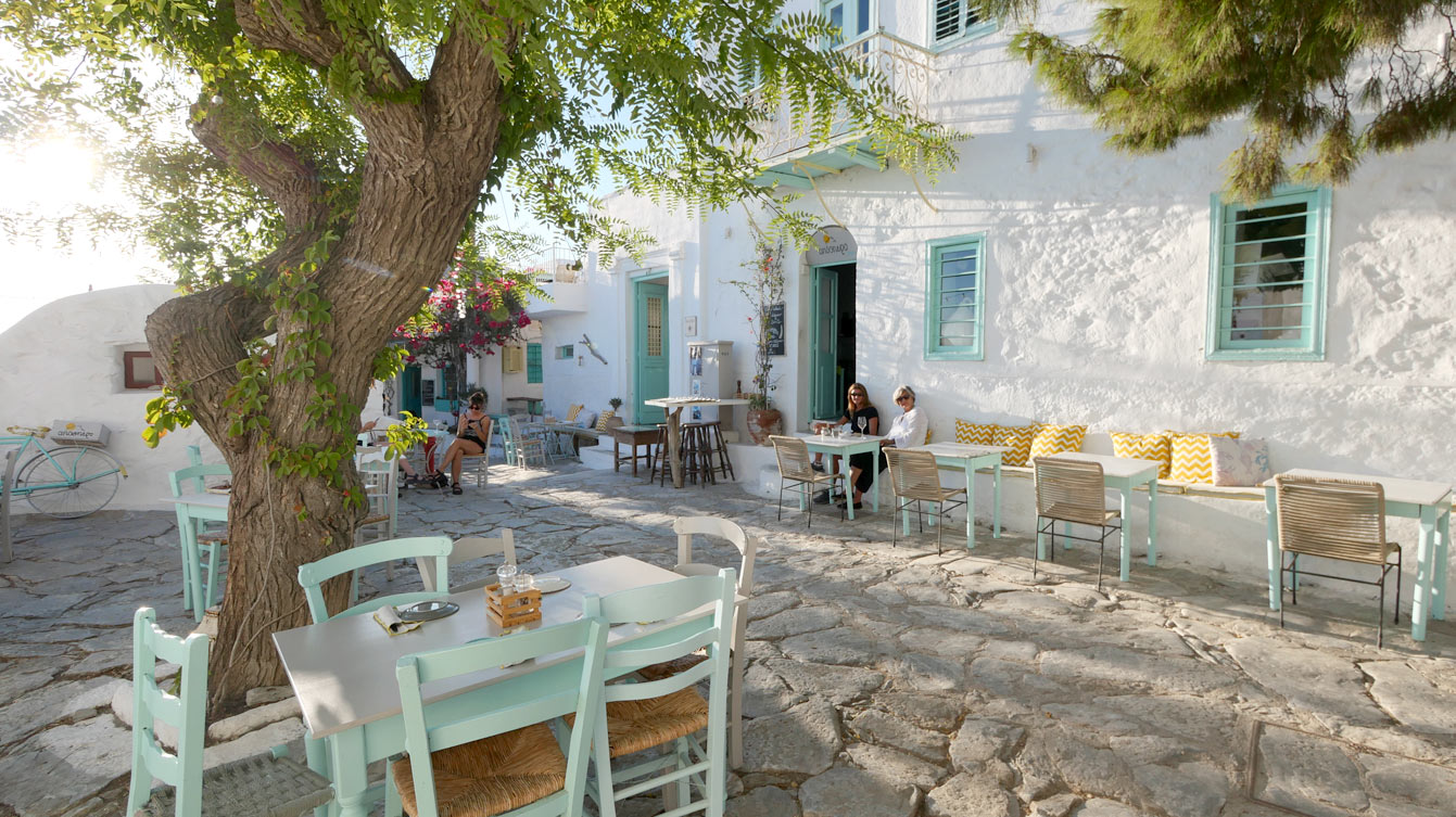 Sur la place du restaurant Apospero