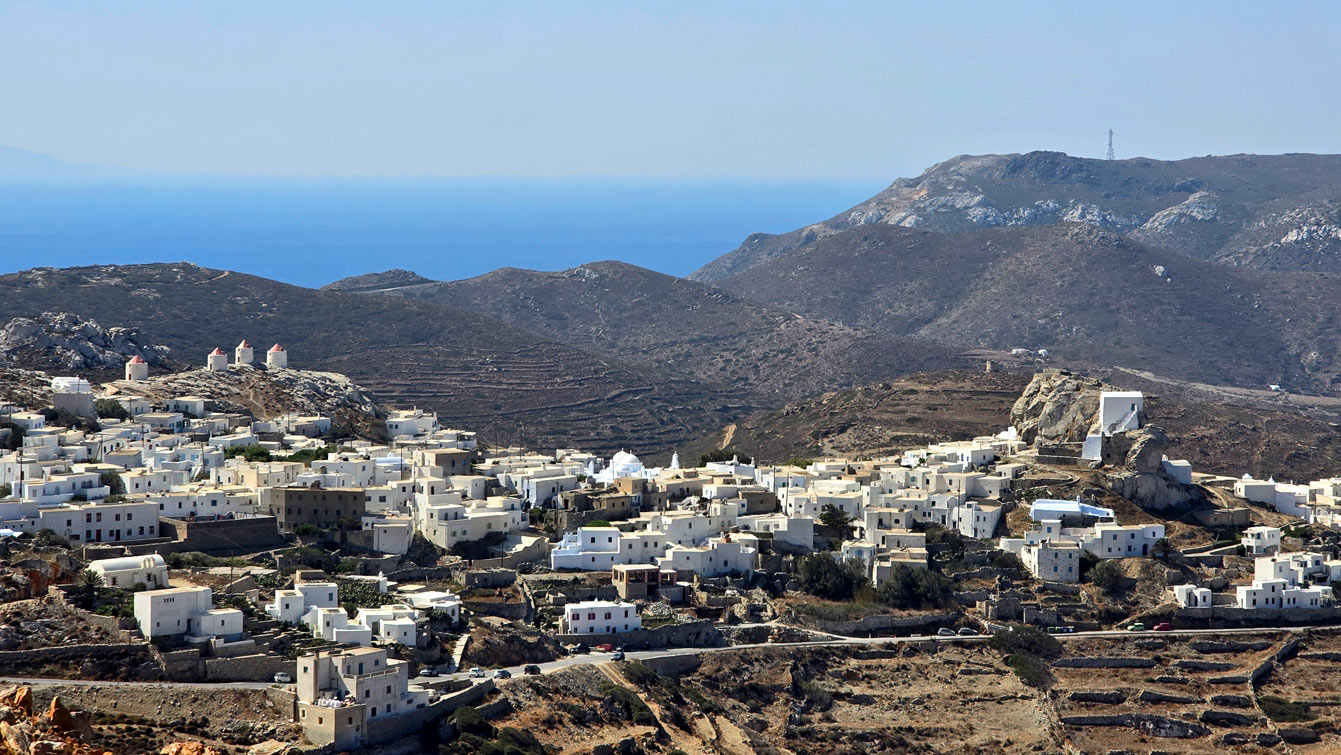 Vue de la chora d'Amorgos depuis la route