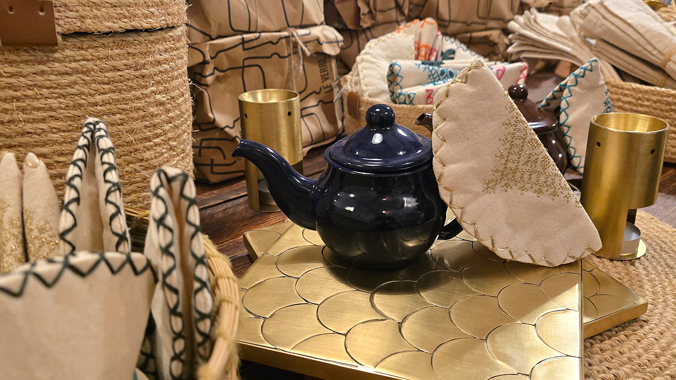 Théières émaillées marocaines chez l'Atelier Café Boutique, Essaouira