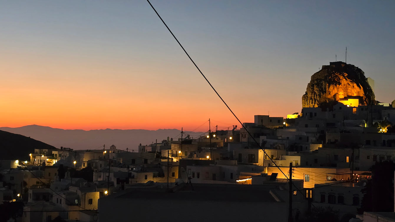 Le rocher d'Amorgos vu de nuit