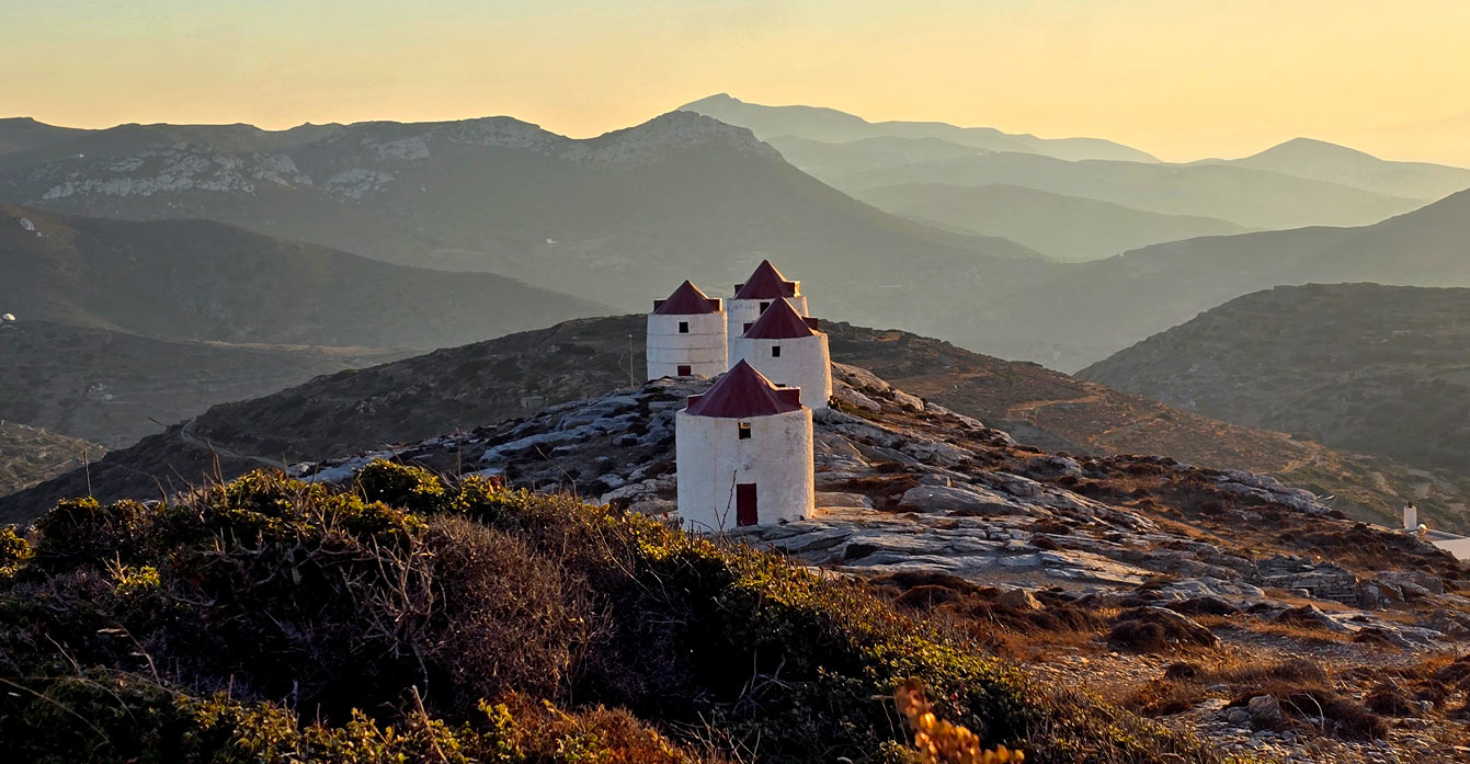 Coucher de soleil sur les moulins à vent d’Amorgos