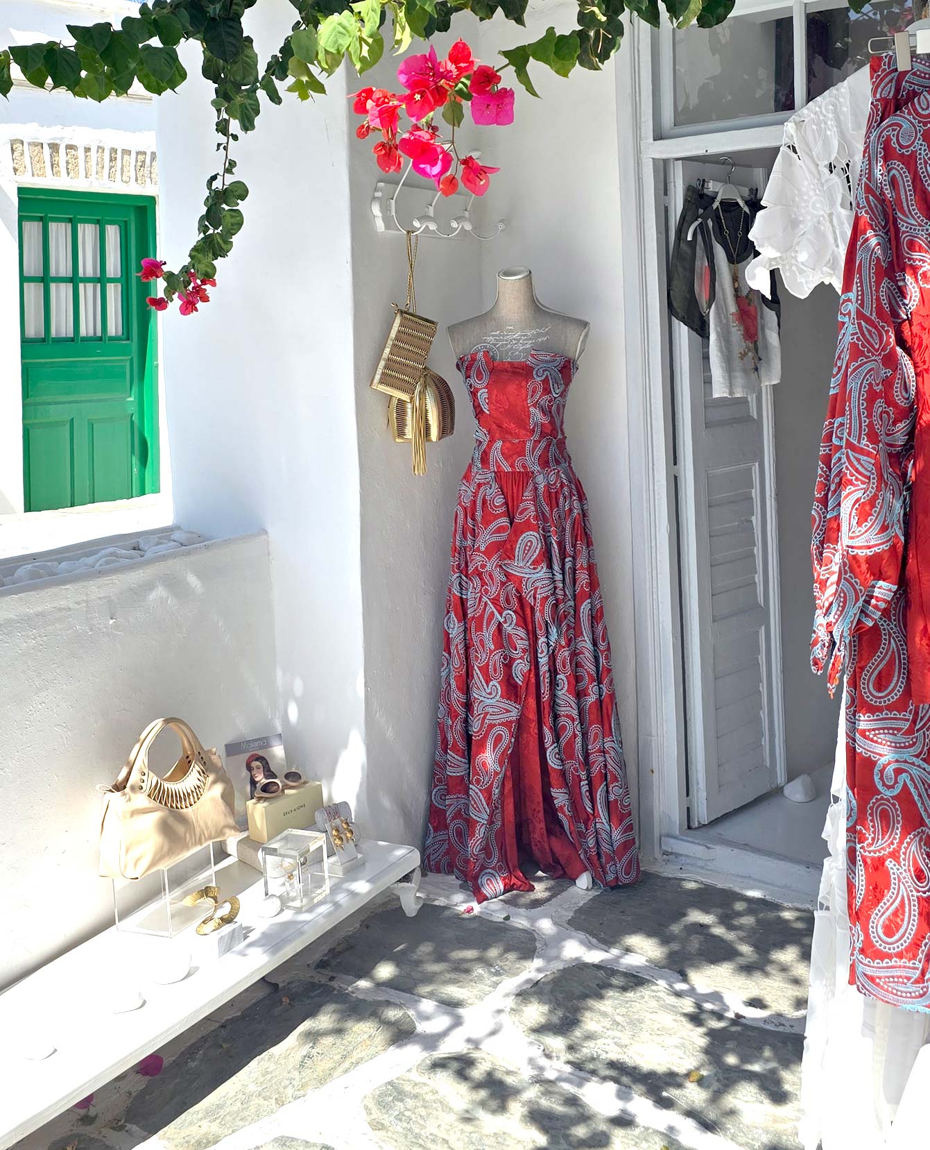 Robe rouge bustier gecque dans la boutique Malama, Folegandros