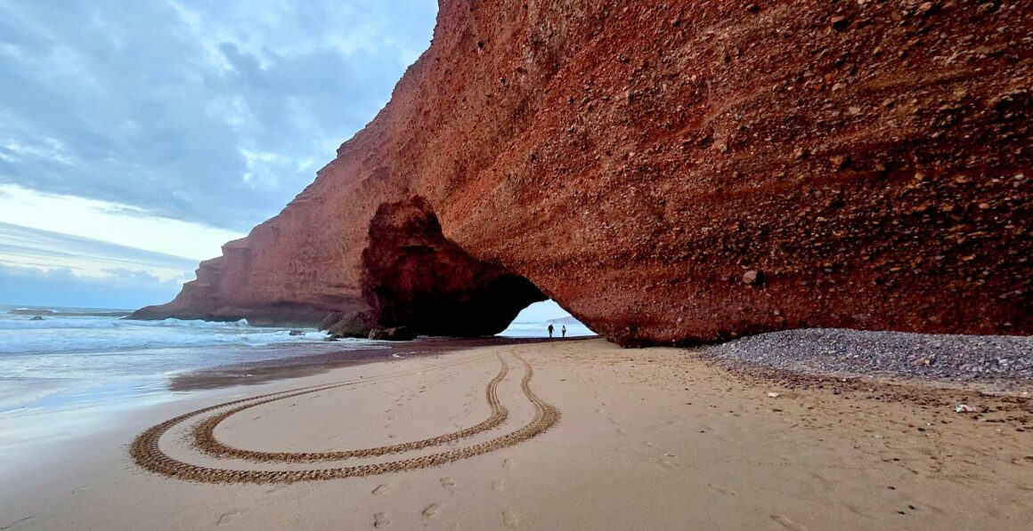 L'arche sur la plage de Legzira au Maroc