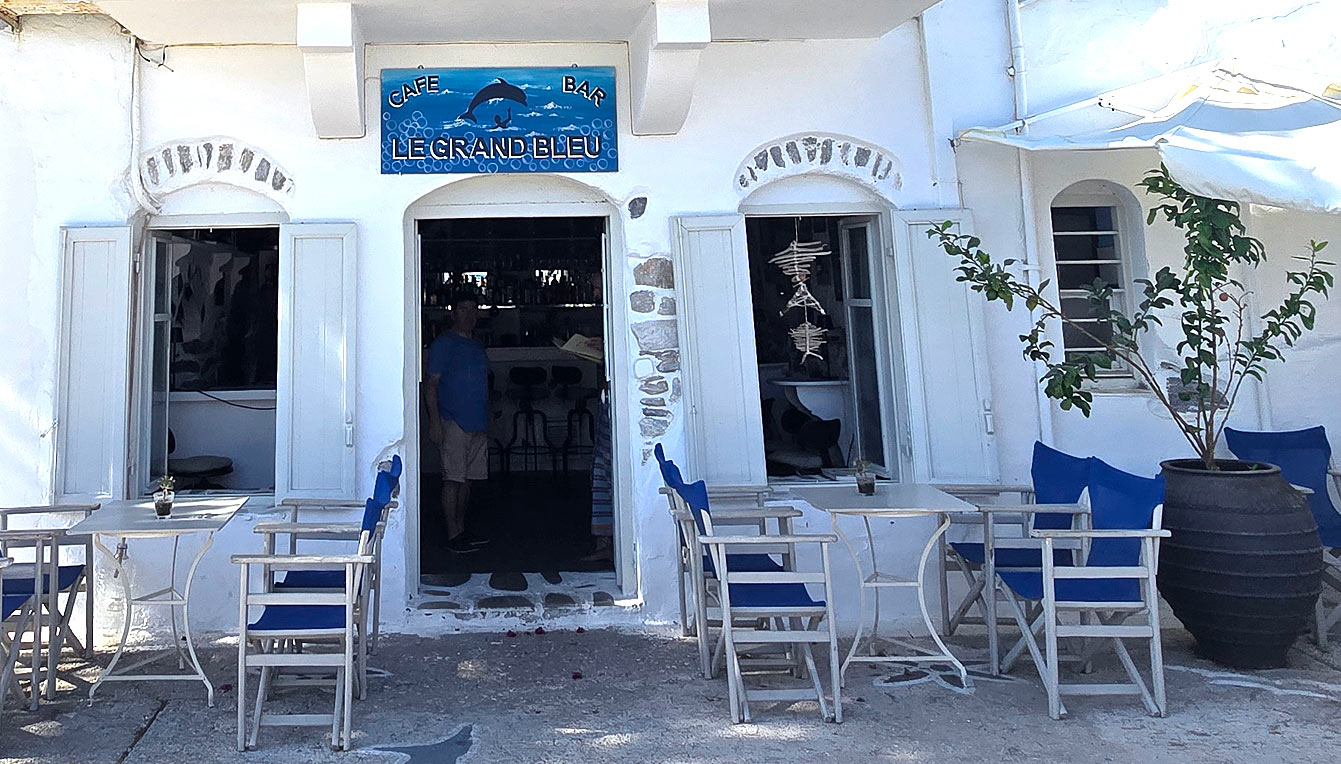 Entrée du bar Le Grand Bleu à Amorgos