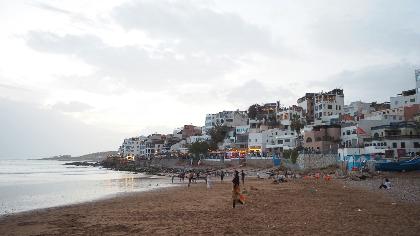 Taghazout à la tombée de la nuit sur la plage