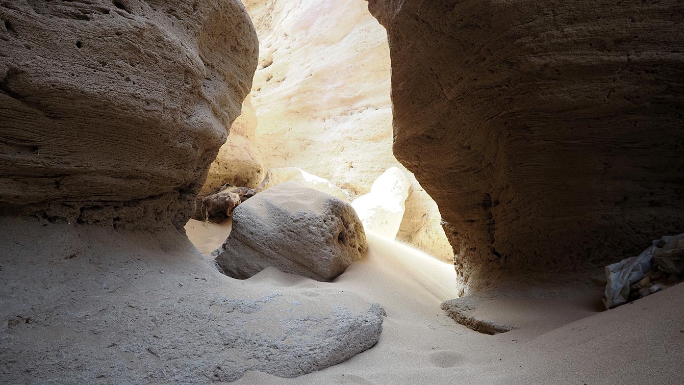 Parois de grès resserrées à l'intérieur du canyon des dunes de Timlalin.