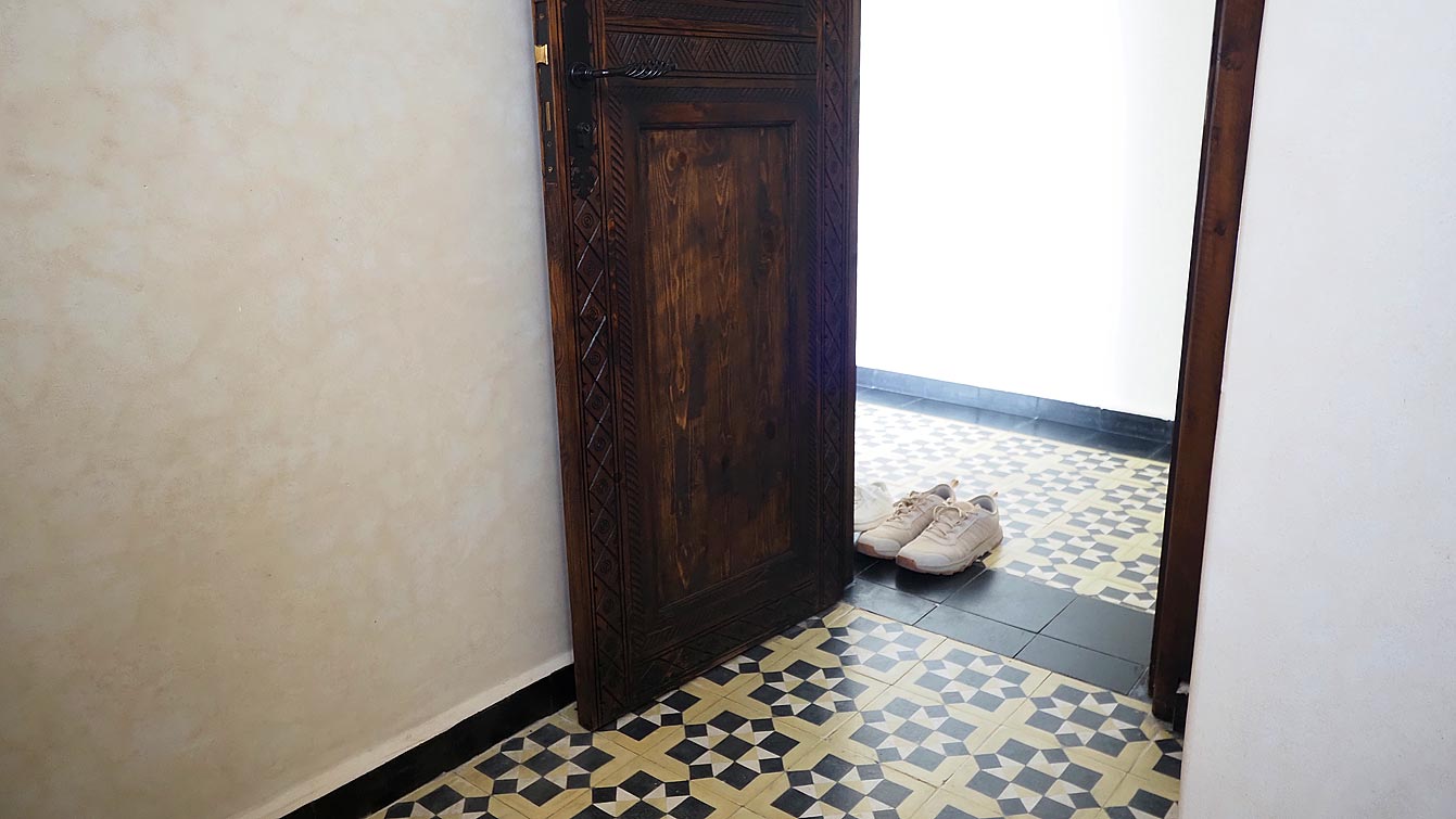 Salle de bain en tadelakt avec vasque et miroir rond au Sea & Sunset Villa