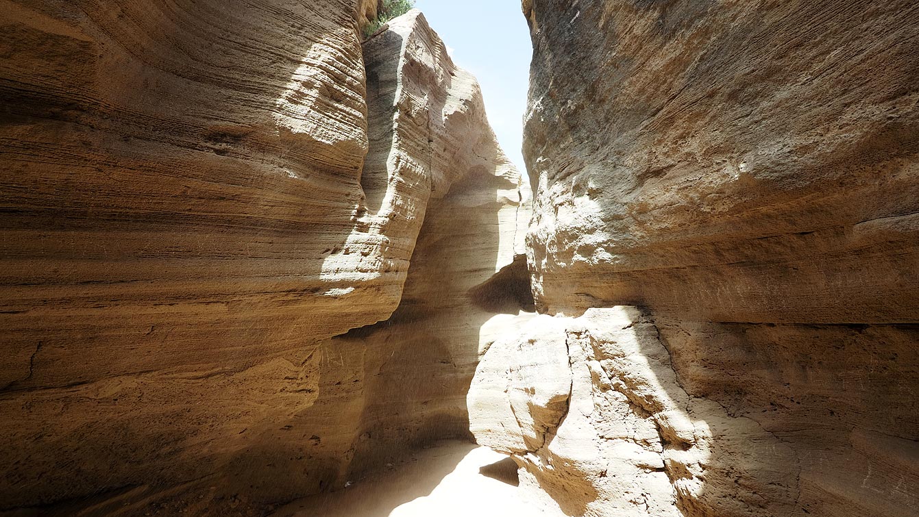 Parois de grès resserrées à l'intérieur du canyon des dunes de Timlalin.