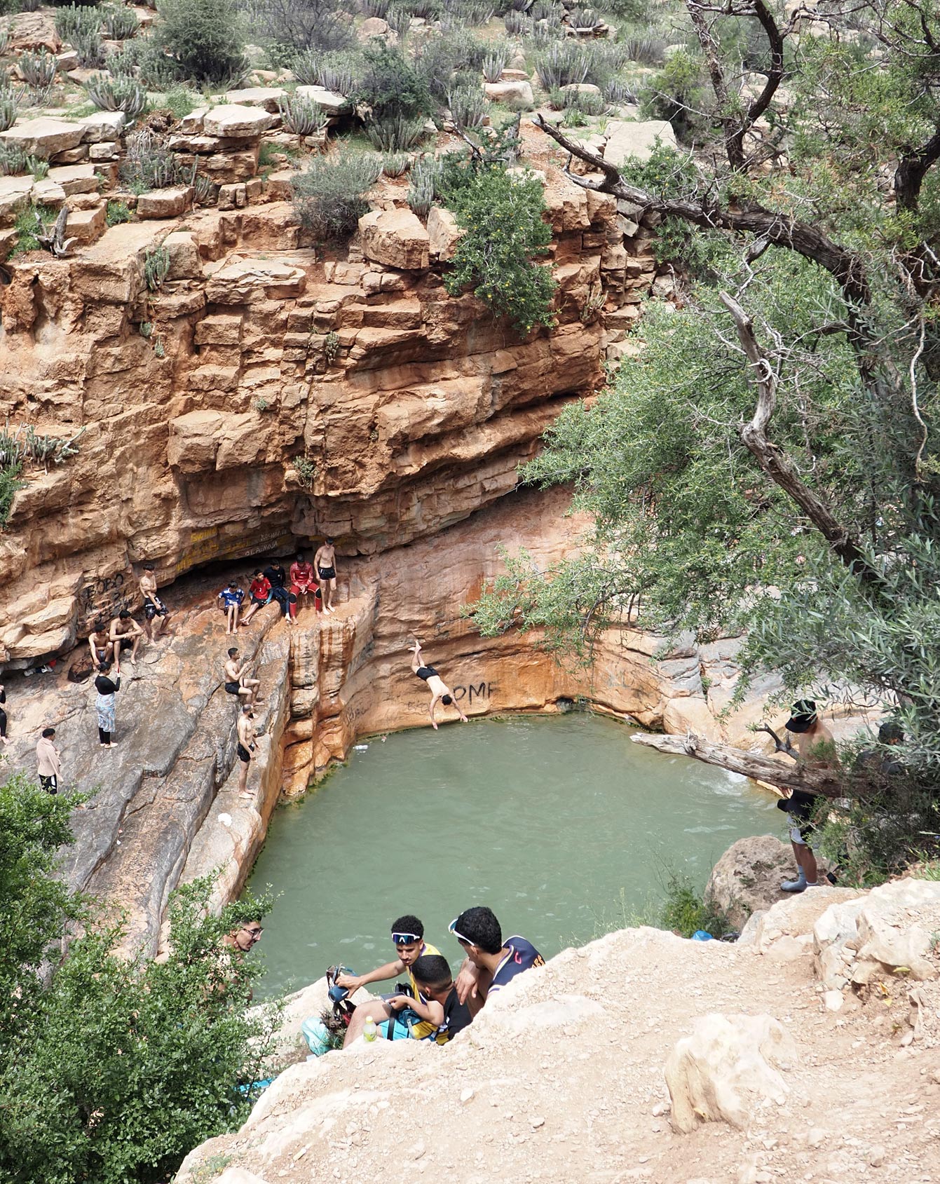 Petite piscine naturelle verte encaissée dans la roche de la Vallée du Paradis