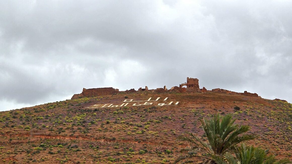 fort de Tidli perché au-dessus du village de Mirleft au Maroc