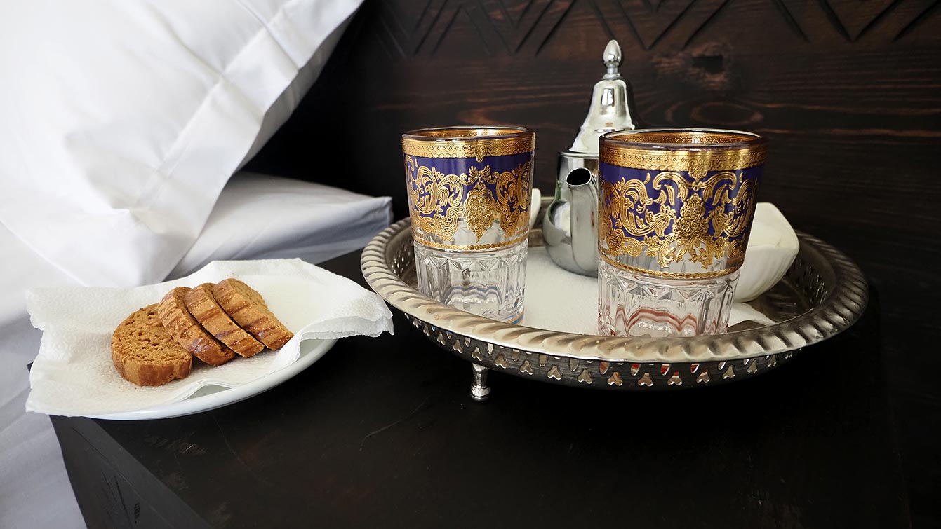 Thé à la menthe et gâteaux marocains servis en chambre à l'arrivée