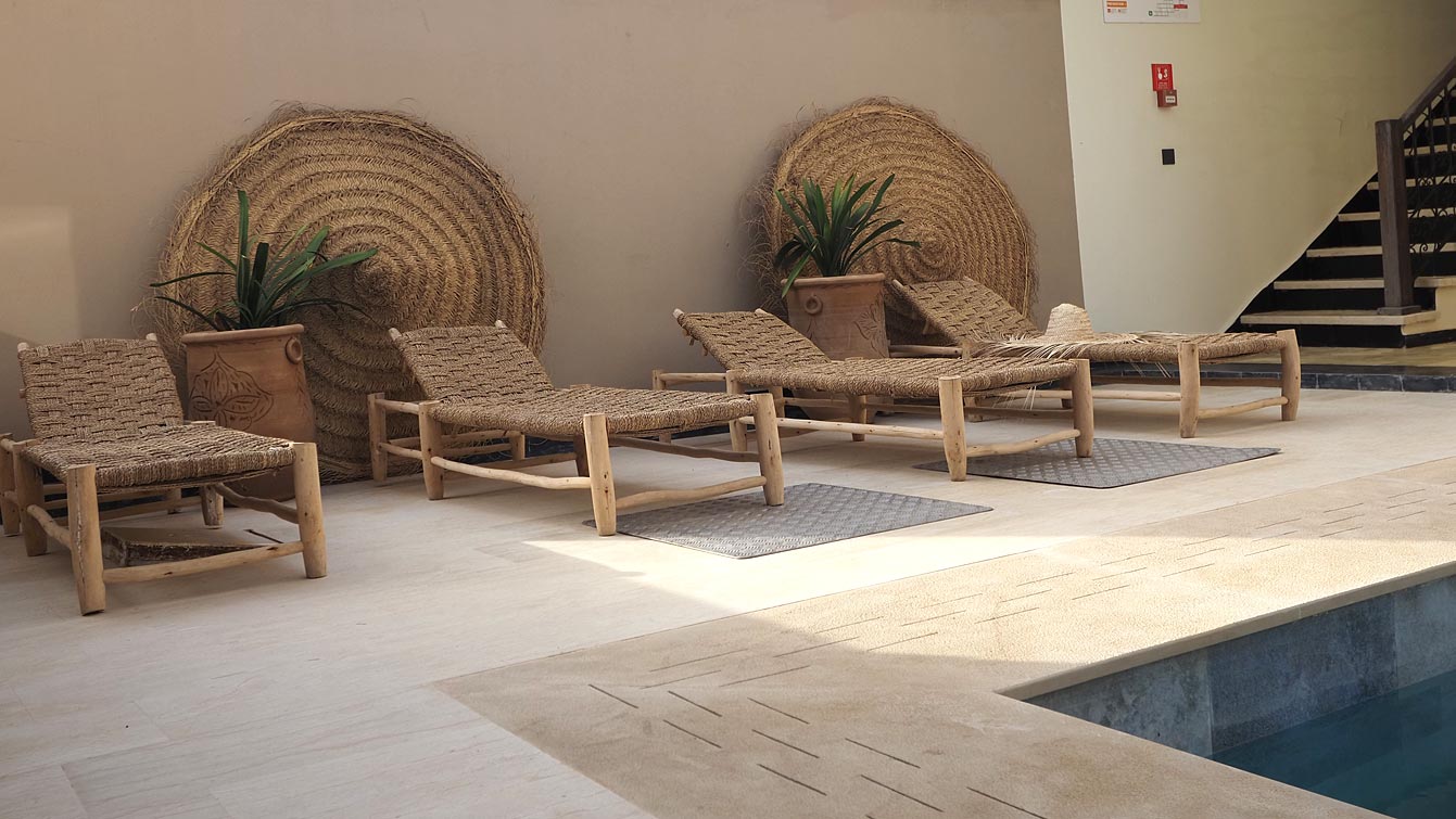 Piscine extérieure du Sea & Sunset Villa dans une cour à Taghazout