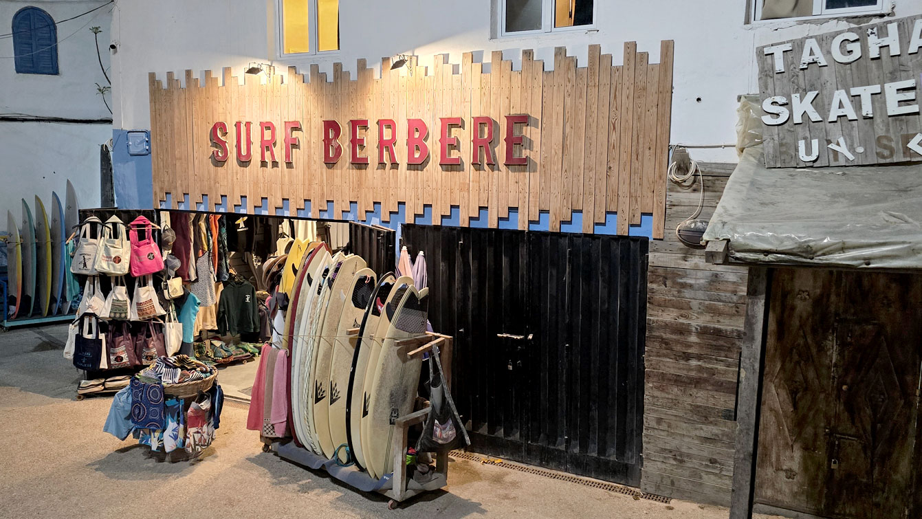 Boutique Surf Berbère à Taghazout la nuit, planches de surf alignées