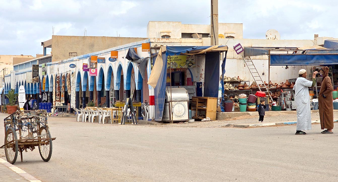 rue à arcades bleues du souk de Mirleft