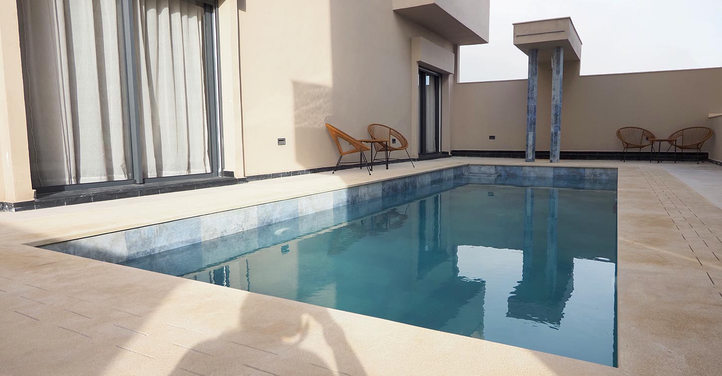 Piscine extérieure du Sea & Sunset Villa dans une cour à Taghazout