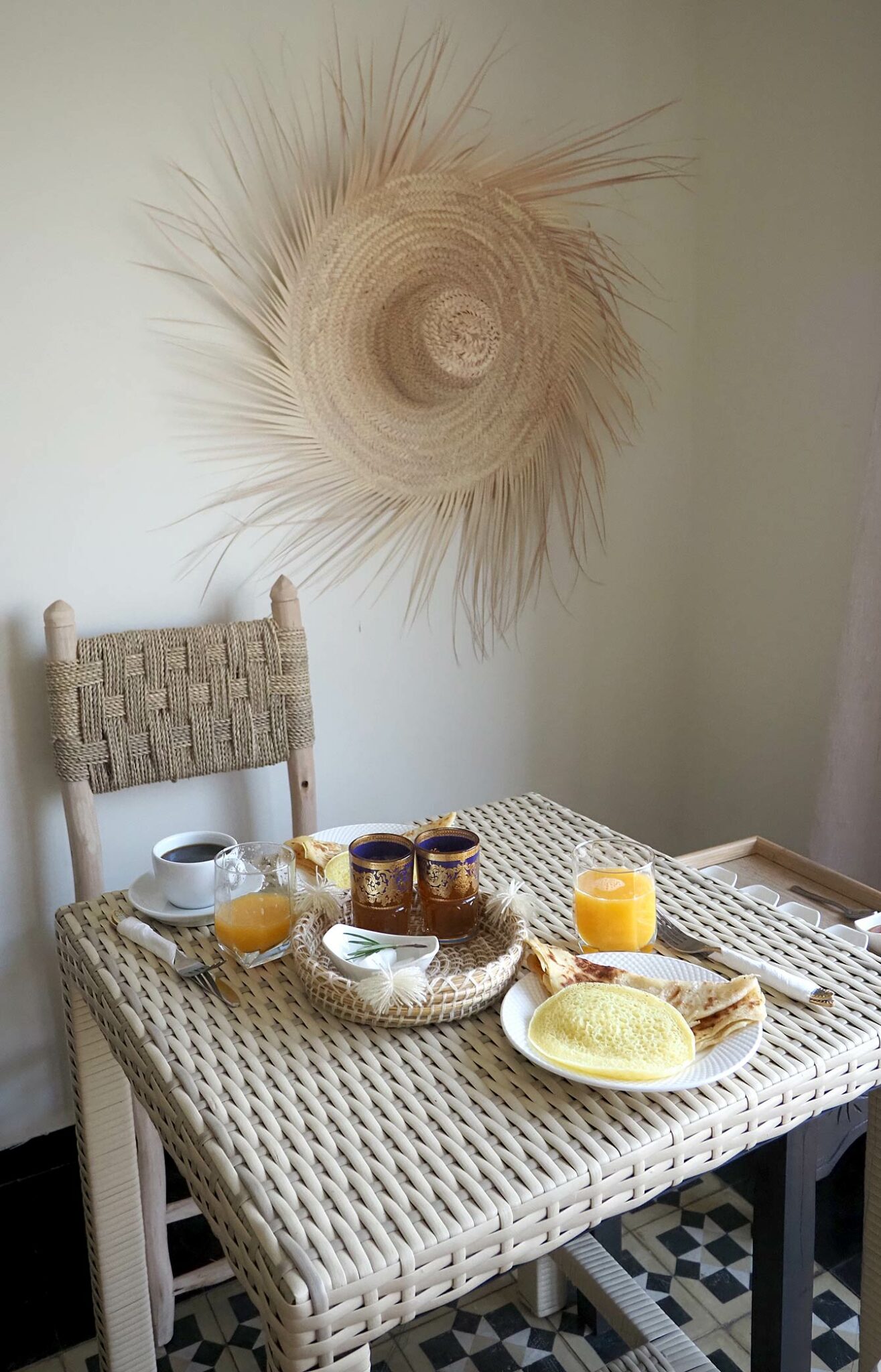 Petit-déjeuner marocain avec baghrir, msemen et thé à la menthe