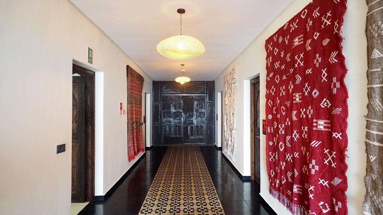 Couloir avec kilim rouge et carreaux de ciment au Sea & Sunset Villa