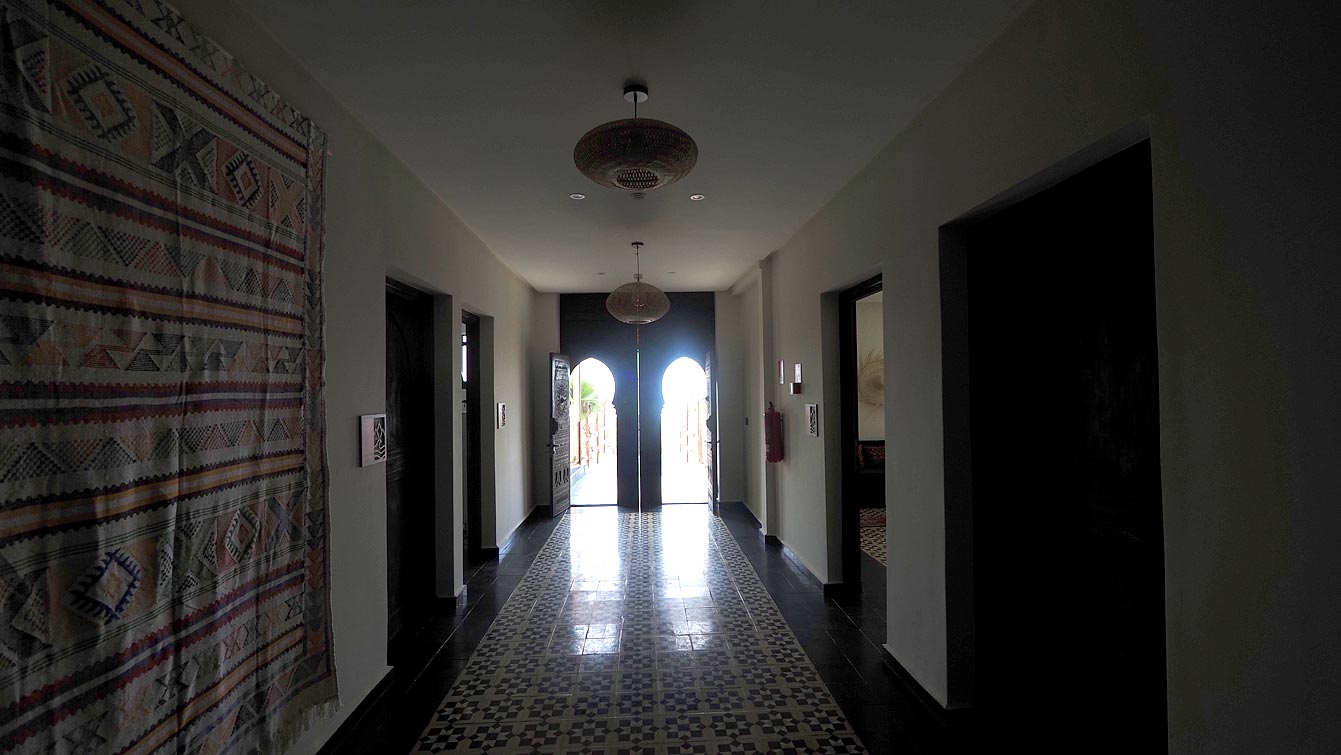 Couloir avec kilim rouge et carreaux de ciment au Sea & Sunset Villa