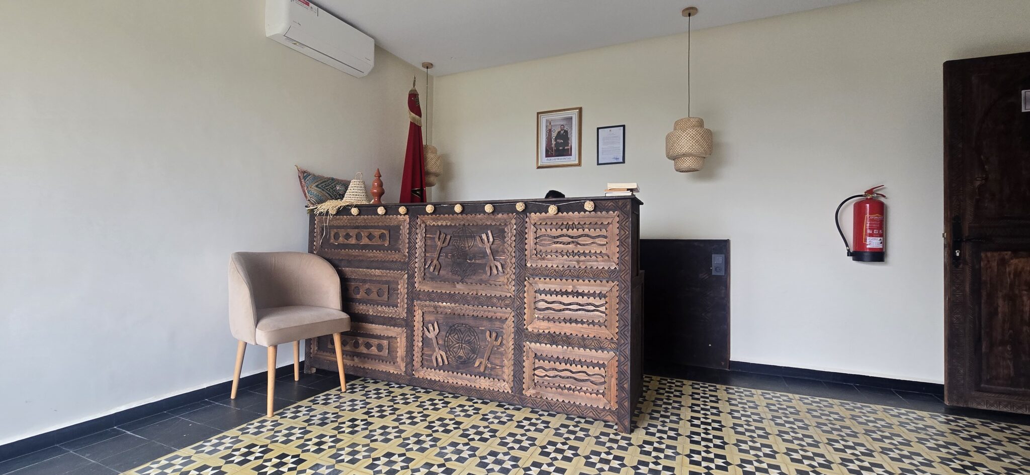 Comptoir de réception en bois sculpté du boutique hôtel à Taghazout