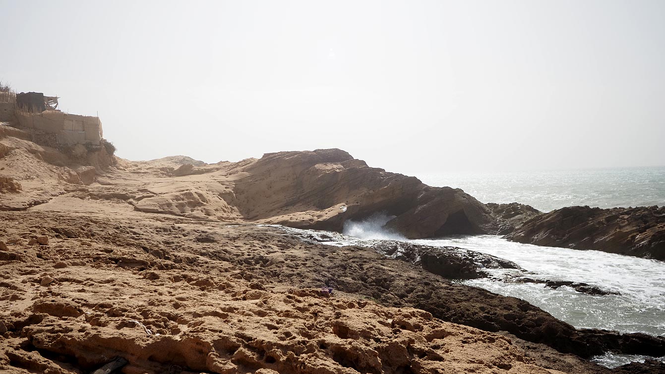 Pause au village de pêcheurs pendant que la mer se déchaîne