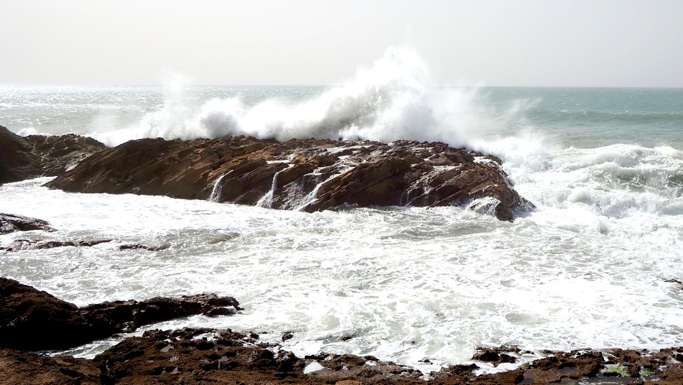 Vagues se brisant sur des rochers sous le vent près du village de pêcheurs de Timlalin.