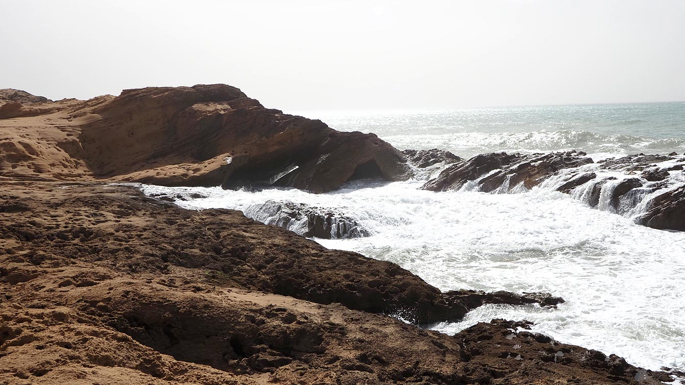Vagues se brisant sur des rochers sous le vent près du village de pêcheurs de Timlalin.