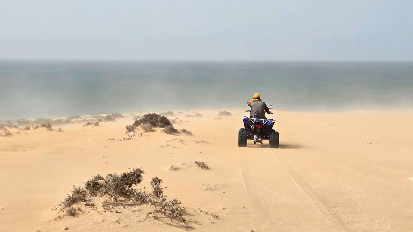 Guide en quad de dos face aux dunes et à l'océan aux dunes de Timlalin.