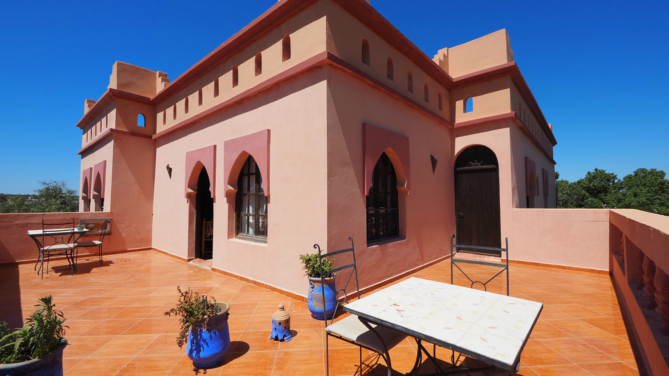 Terrasse rose du Riad Les Deux Mondes à Essaouira, Riad Les Deux Mondes, Essaouira