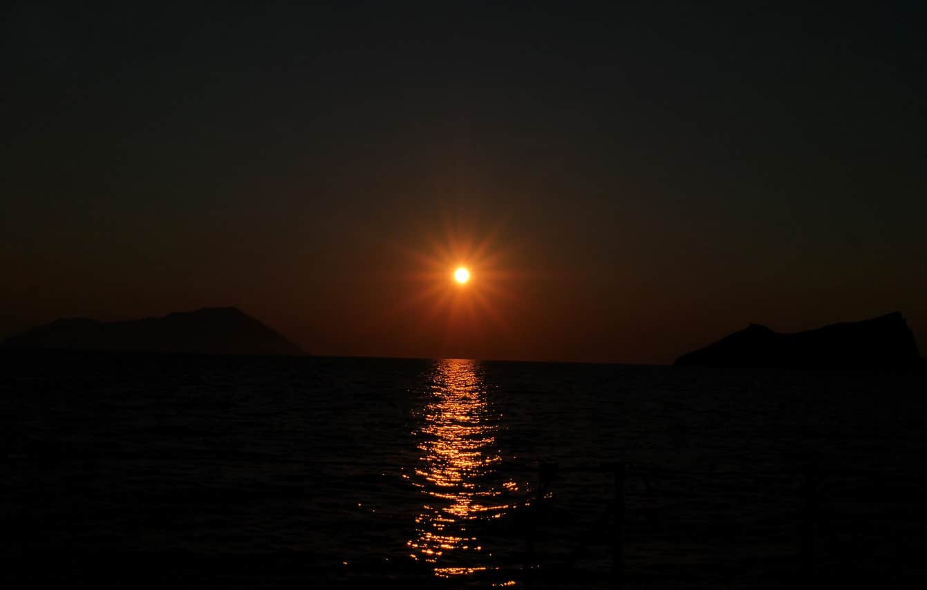 Milos : tour en bateau, coucher de soleil