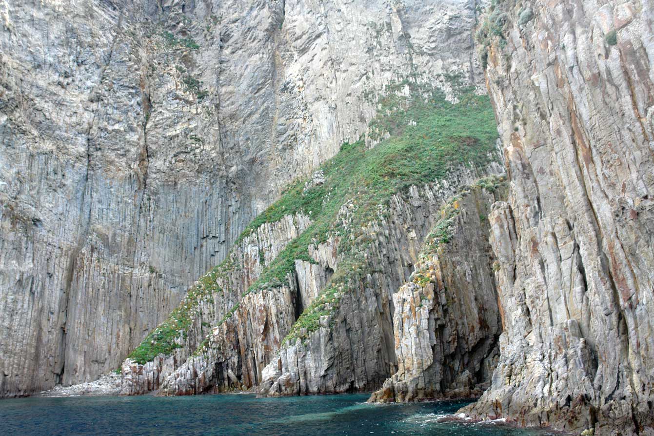 Hautes falaises : La baie de Cathédrale - Ponza