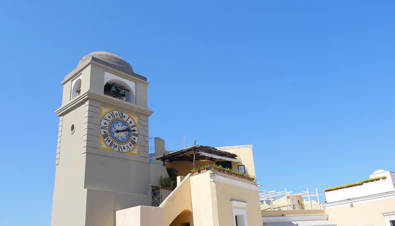 La tour du clocher et l’horloge de la Piazzetta de Capri