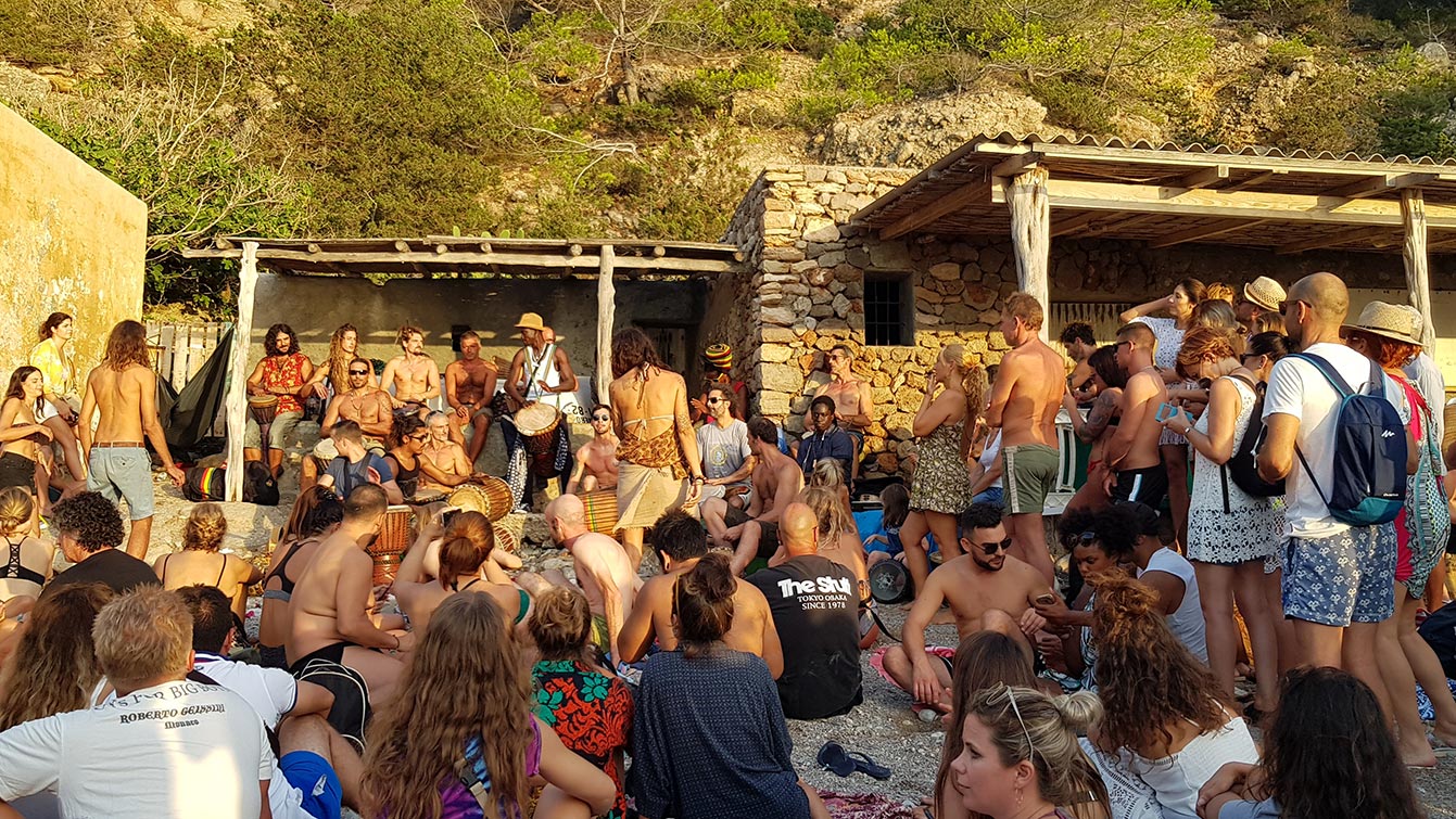 Marché et coucher de soleil au rythme des tambours à Benirràs (Ibiza)
