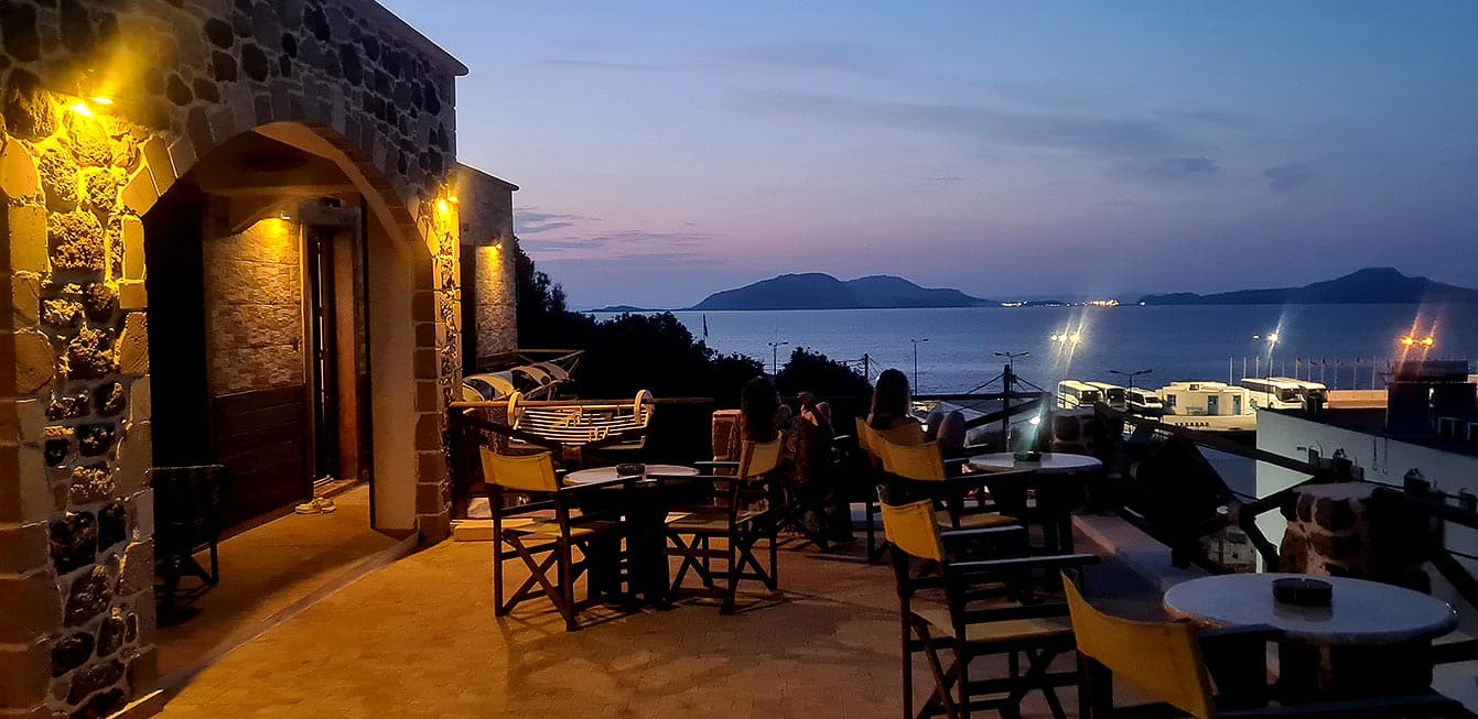 terrasse de nuit du Romantzo Hotel (Nisyros)