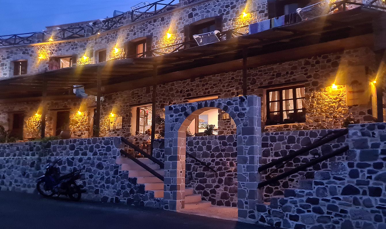 terrasse de nuit du Romantzo Hotel (Nisyros)