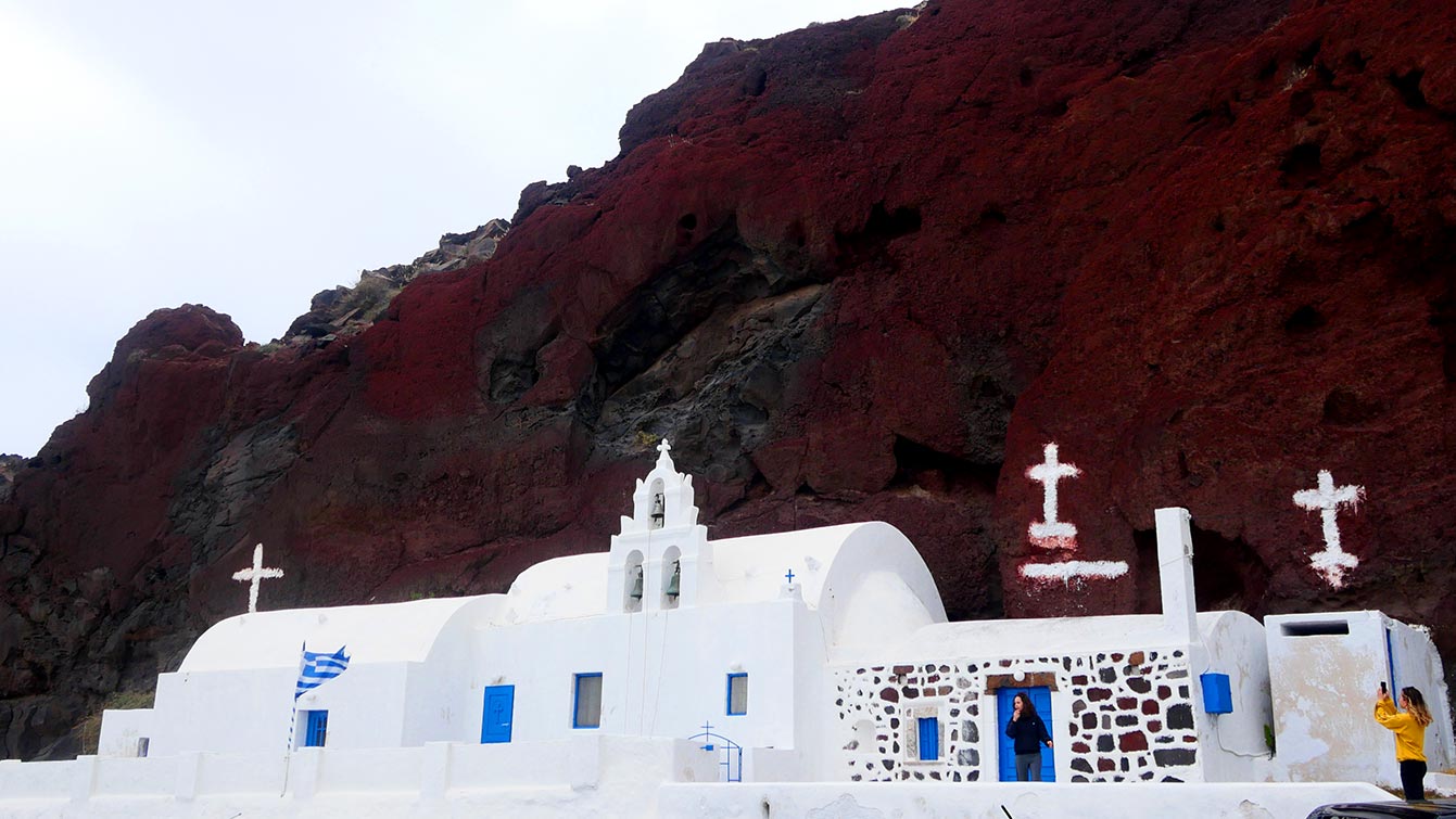 la Plage Rouge ou Red Beach à Santorin, l'église de Saint Nikolaos