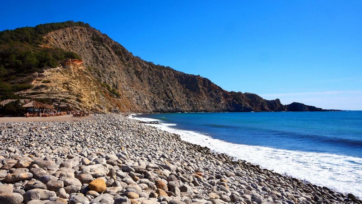 Cala Jondal : une plage branchée au sud d'Ibiza
