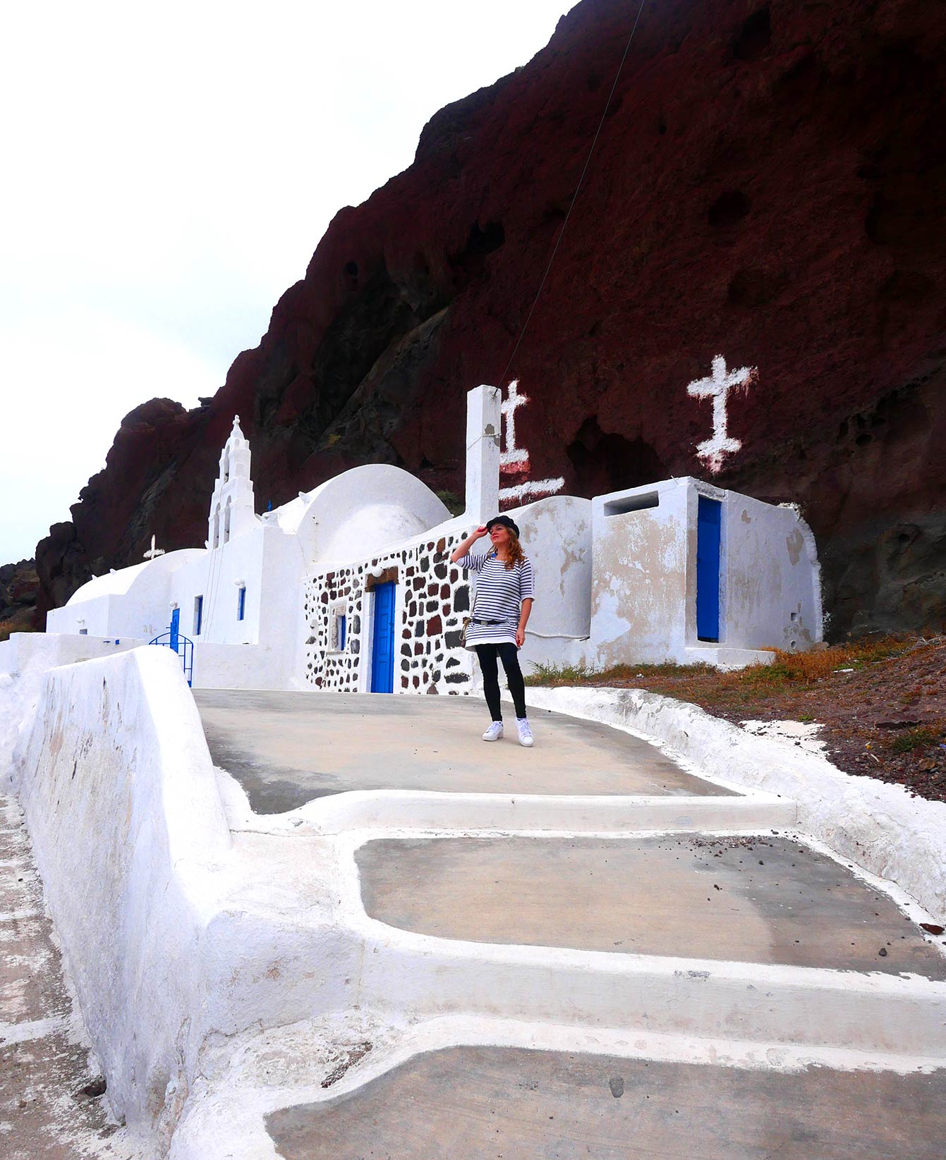 la Plage Rouge ou Red Beach à Santorin, l'église de Saint Nikolaos