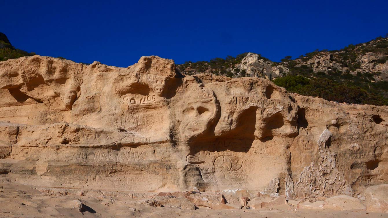 pierres sculptées à Atlantis Ibiza : une crique mystérieuse et magique