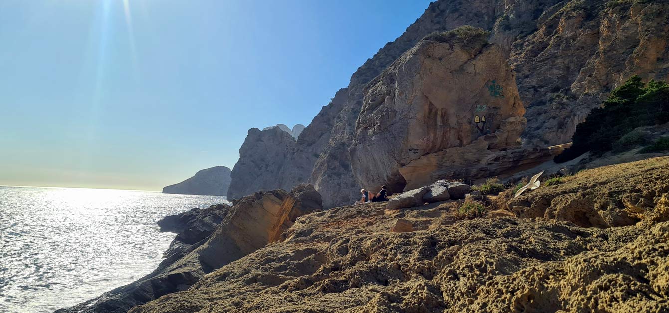 pierres sculptées à Atlantis Ibiza : une crique mystérieuse et magique