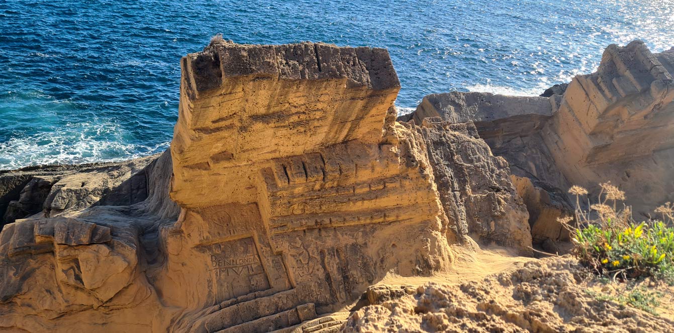 pierres sculptées à Atlantis Ibiza : une crique mystérieuse et magique