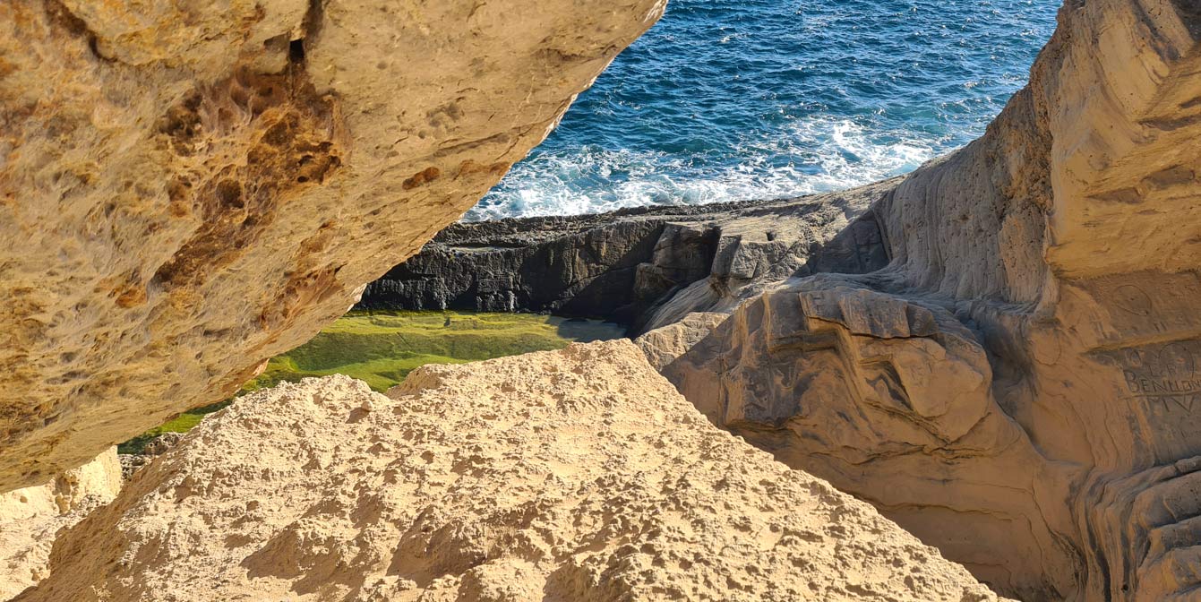 pierres sculptées à Atlantis Ibiza : une crique mystérieuse et magique