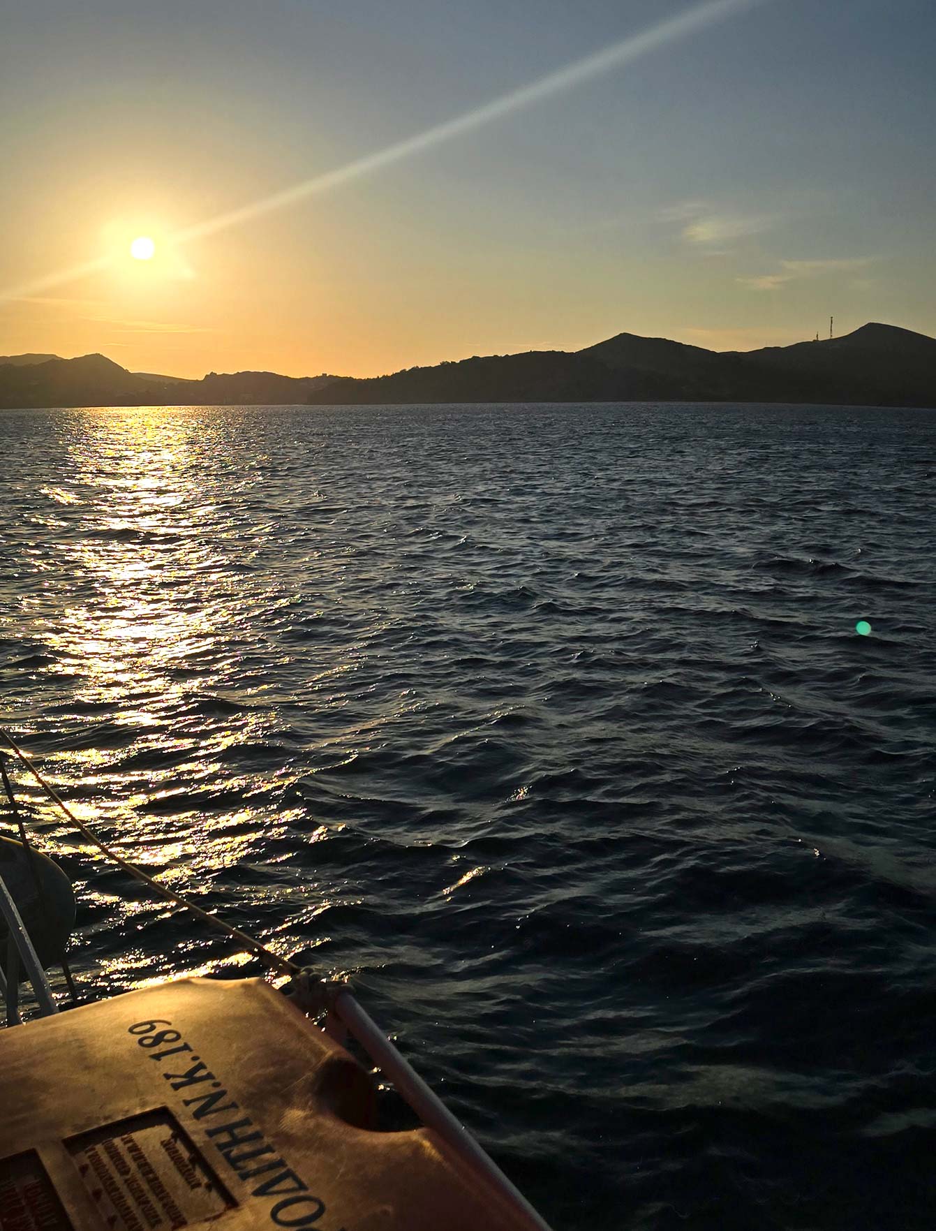 Côtes de Patmos au coucher de soleil
