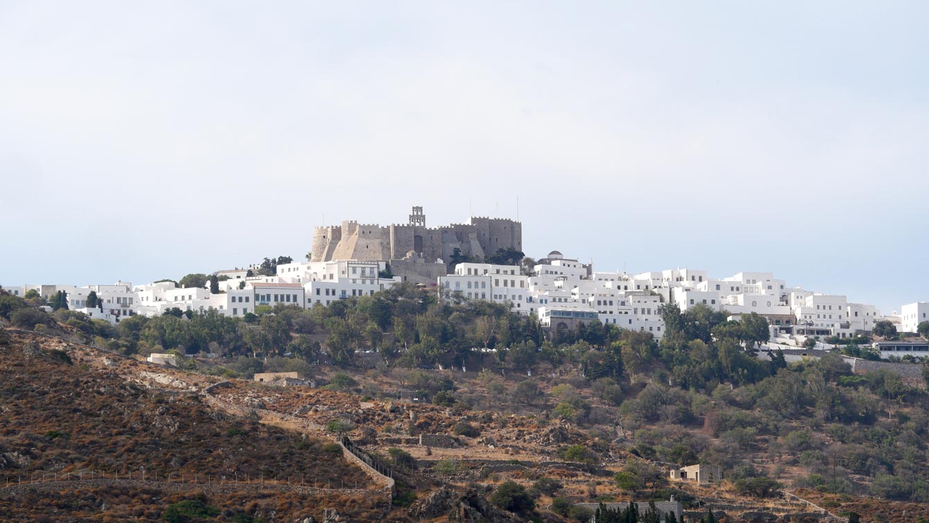  Vu du bateau : le fameux monastère Saint-Jean-le-Théologien, un monastère orthodoxe situé dans le village de Chora, sur l’île de Patmos en Grèce